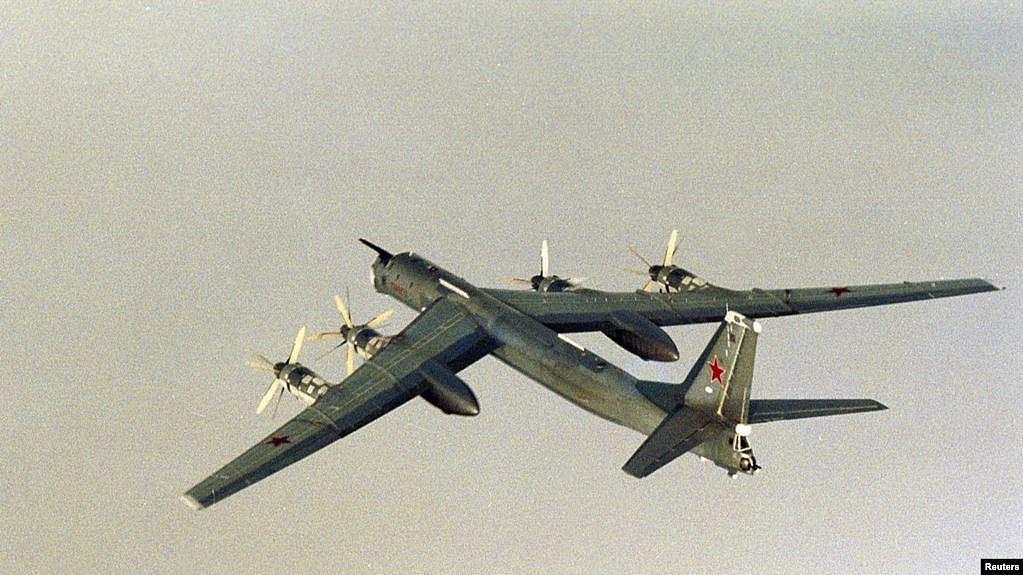 俄罗斯一架图-95型战略侦察机2007年8月17日在挪威沿海上空飞行。