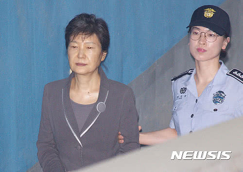 三年来头一次！朴槿惠狱中突然提出要查阅调查记录（视频/组图） - 1