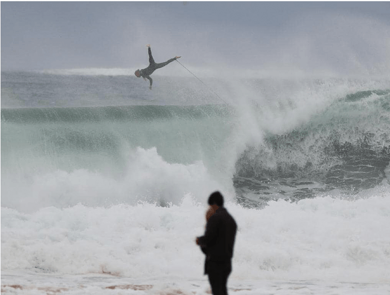 悉尼海岸巨浪滔天，冲浪板被拍得粉碎！海上涌起5.5米海浪，看着太可怕了（组图） - 6