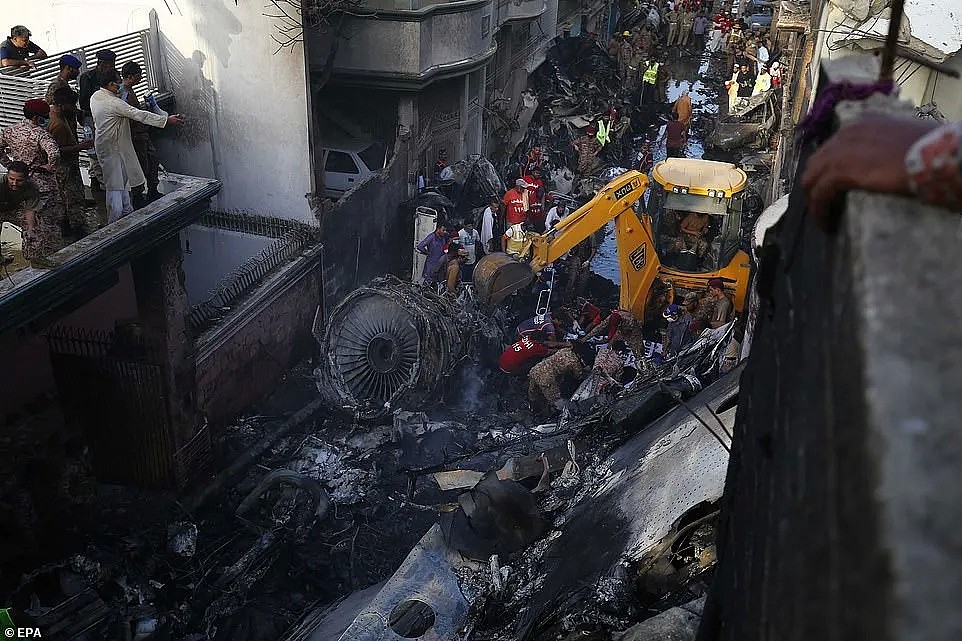 巴基斯坦载百人客机坠毁于居民区 死伤惨重 只有坐头等舱的人生还（视频/组图） - 5