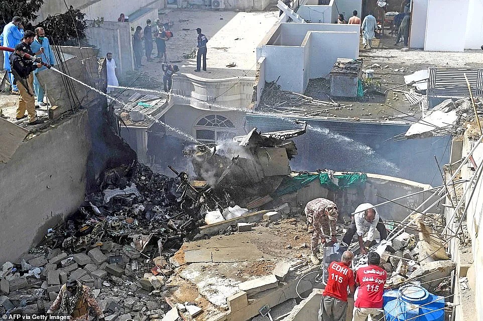 巴基斯坦载百人客机坠毁于居民区 死伤惨重 只有坐头等舱的人生还（视频/组图） - 7