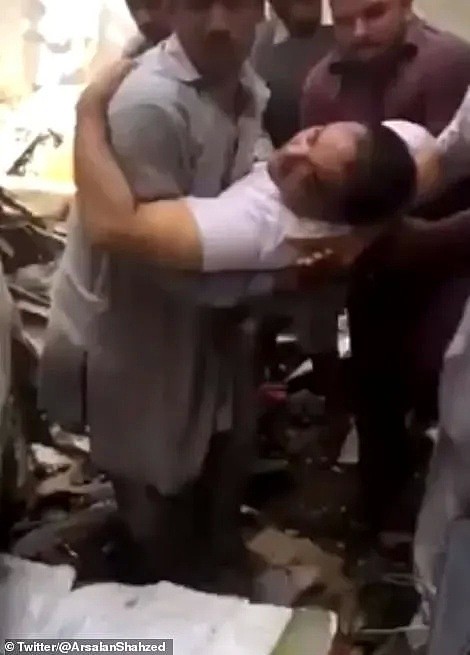 巴基斯坦载百人客机坠毁于居民区 死伤惨重 只有坐头等舱的人生还（视频/组图） - 13