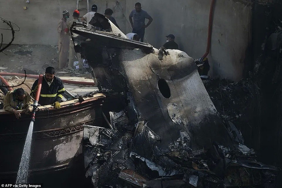 巴基斯坦载百人客机坠毁于居民区 死伤惨重 只有坐头等舱的人生还（视频/组图） - 15