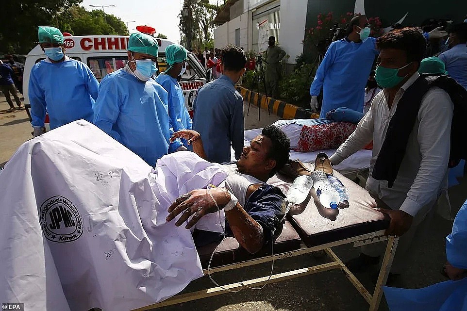 巴基斯坦载百人客机坠毁于居民区 死伤惨重 只有坐头等舱的人生还（视频/组图） - 19