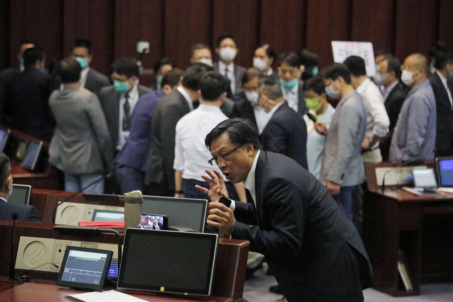 因反对派立法会议员的拖延，香港立法会内务委员会经过17次会议至今仍未选出主席，内会停摆超过半年，导致大批议案积压。5月18日，由财务委员会主席陈健波主持内务委员会主席选举，却被反对派议员阻挠，会议一开始即发生冲突，场面混乱，多名反对派议员被逐离场，会议于11时09分暂停。（AP）