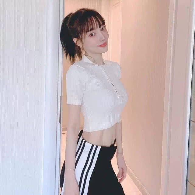 李小璐最新写真难掩小肚子，跟女儿甜馨像是姐妹