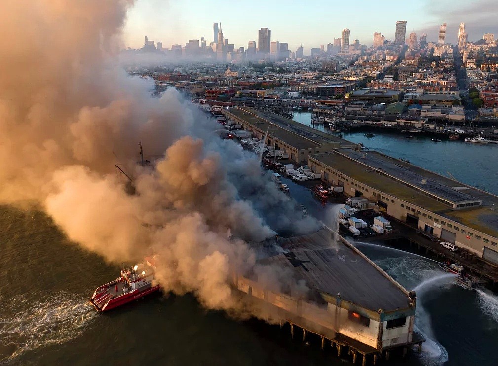 太可惜！名胜化灰烬，旧金山渔人码头凌晨起火到天明，蘑菇云犹如核弹爆发（视频/组图） - 5