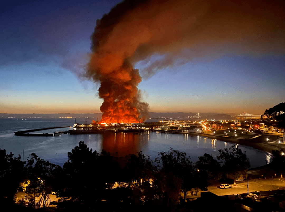 太可惜！名胜化灰烬，旧金山渔人码头凌晨起火到天明，蘑菇云犹如核弹爆发（视频/组图） - 22