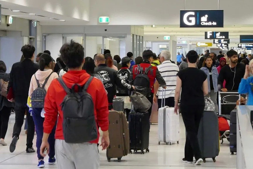 官宣：10月前中澳航班无法正常！留学生被困澳洲进退两难，愤怒“攻陷”民航网；“签证房子都过期，逼到绝路了” - 19