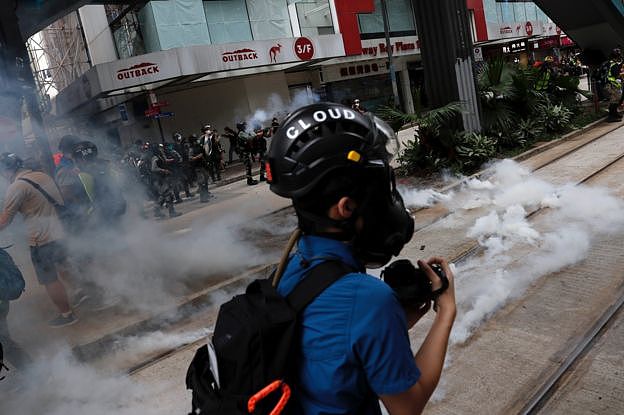 香港民众大规模示威反对国安法，警方发射催泪弹，场面混乱！（视频/图） - 5