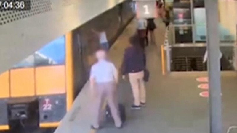Chatswood火车站上演惊险一幕！女子被车门夹手遭拖曳，站台乘客惊呆（组图） - 3