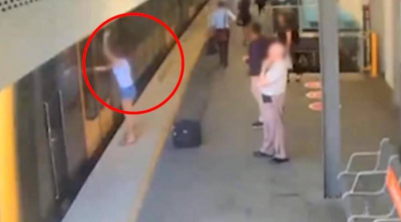 Chatswood火车站上演惊险一幕！女子被车门夹手遭拖曳，站台乘客惊呆（组图） - 2
