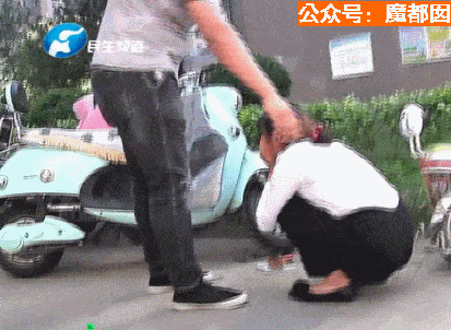 气炸网友！20岁中国小姑娘当街嚎啕大哭，竟只为快递员索要400元？（组图） - 70