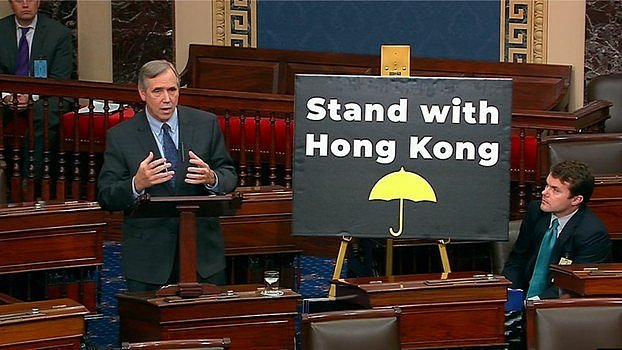 资料图片：2019年11月19日，在美国国会参议院全院无异议通过《香港人权与民主法案》之际，联邦参议员默克里(Jeff Merkley)发表演说。（US Senate ）