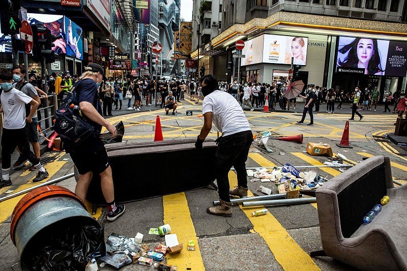 香港铜锣湾民众走上街头表达诉求，场面一片混乱。 （法新社）
