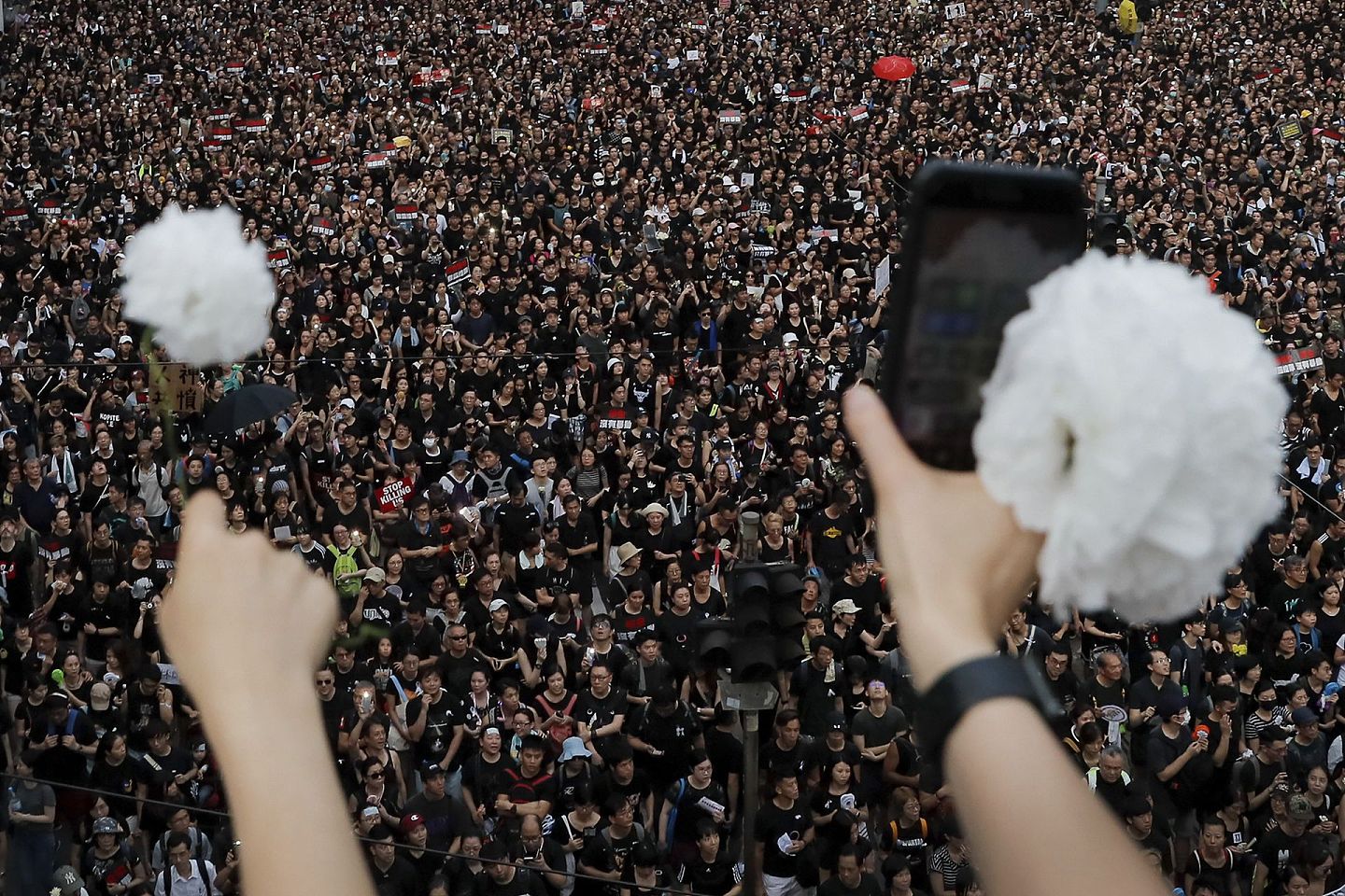 香港的反修例风波持续很长时间，北京高层十分不满。2019年6月16日，香港居民再次举行大规模示威活动，抗议修订《逃犯条例》。事件凸显出香港对与内地关系的担忧。（AP）