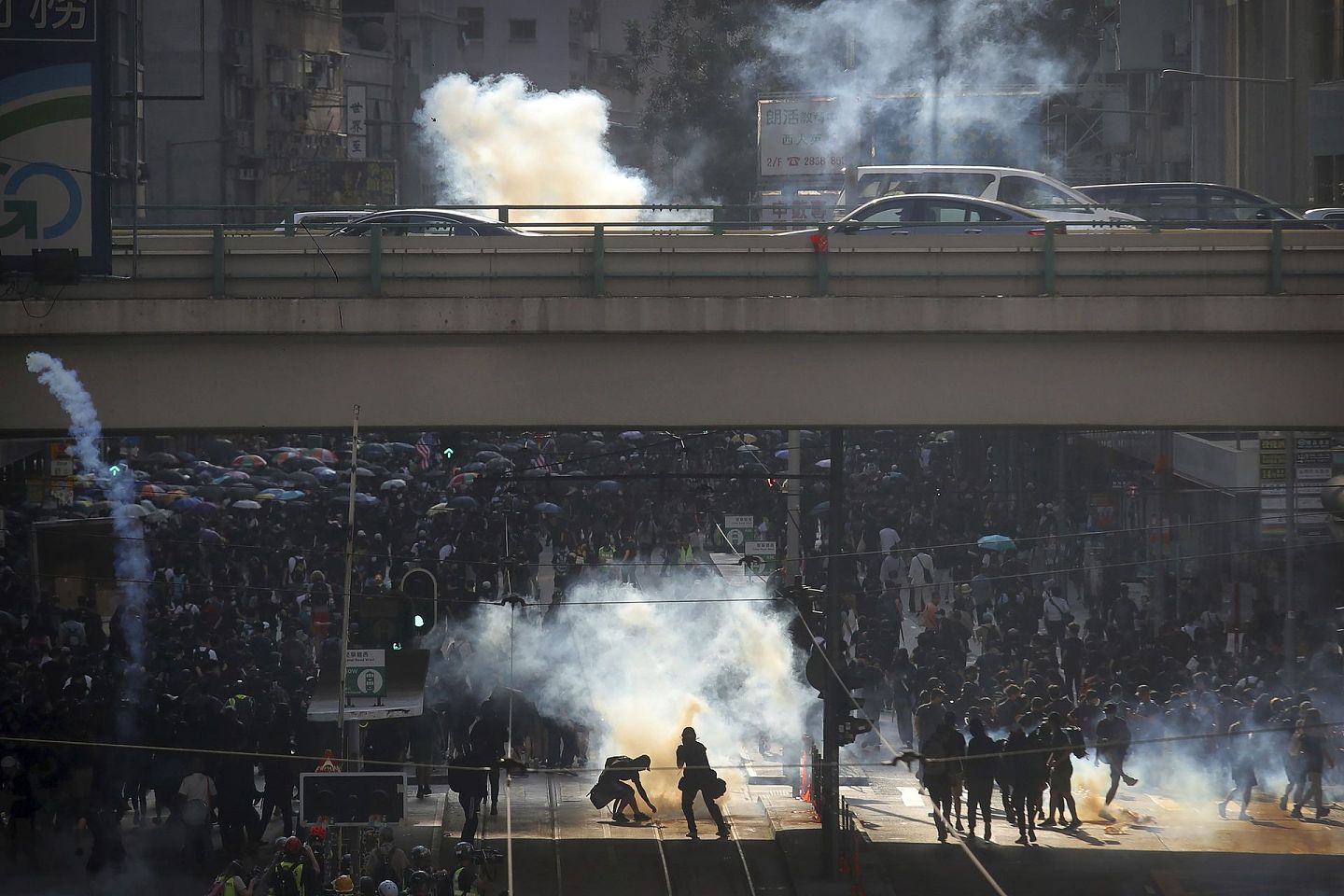 在2019年8月24日的游行示威中，一些激进的示威者向警察投掷自制燃烧瓶。（AP）
