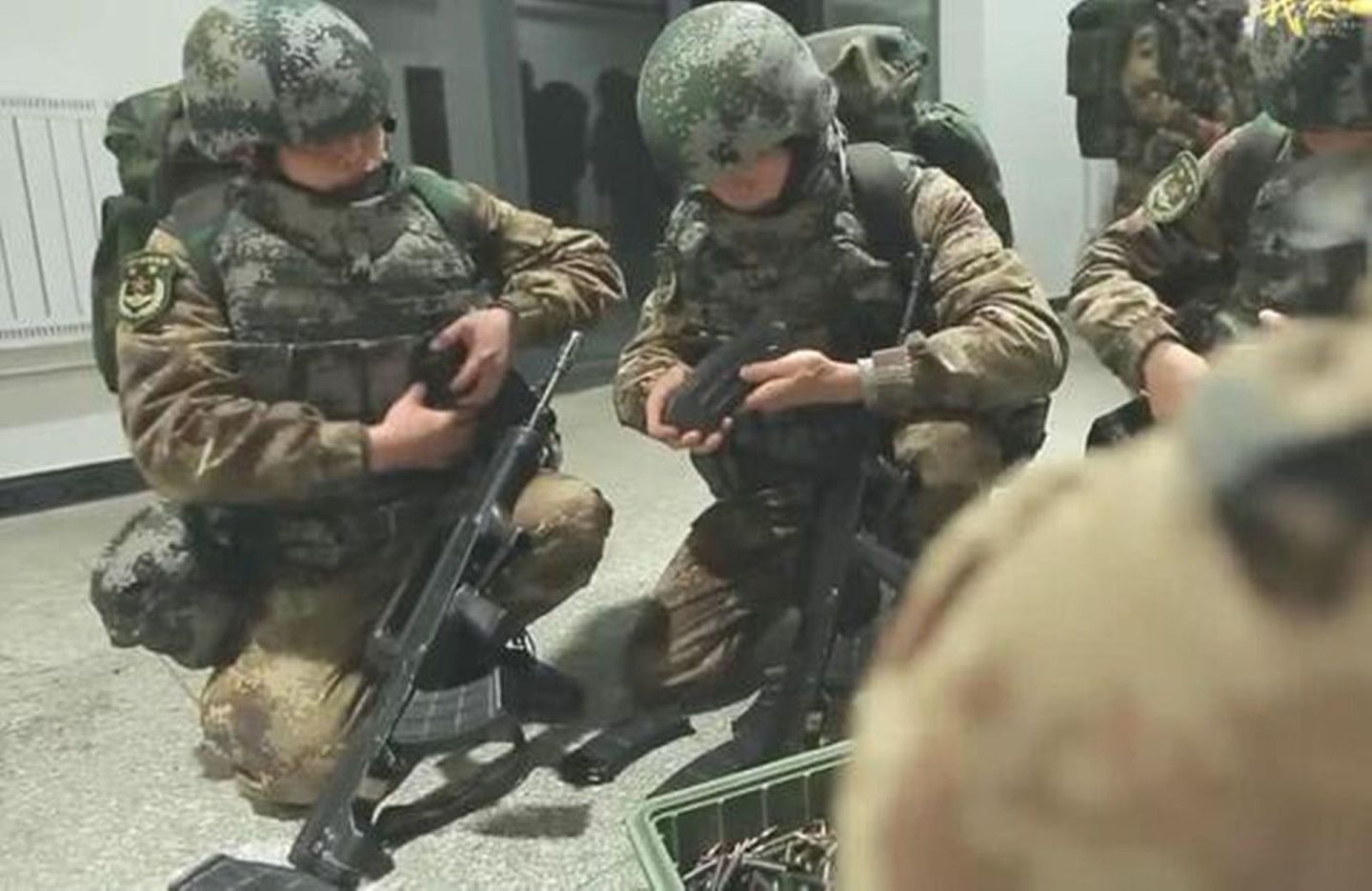 解放军边防部队官兵检查武器弹药，准备执行巡逻任务。（芒果TV视频截图）