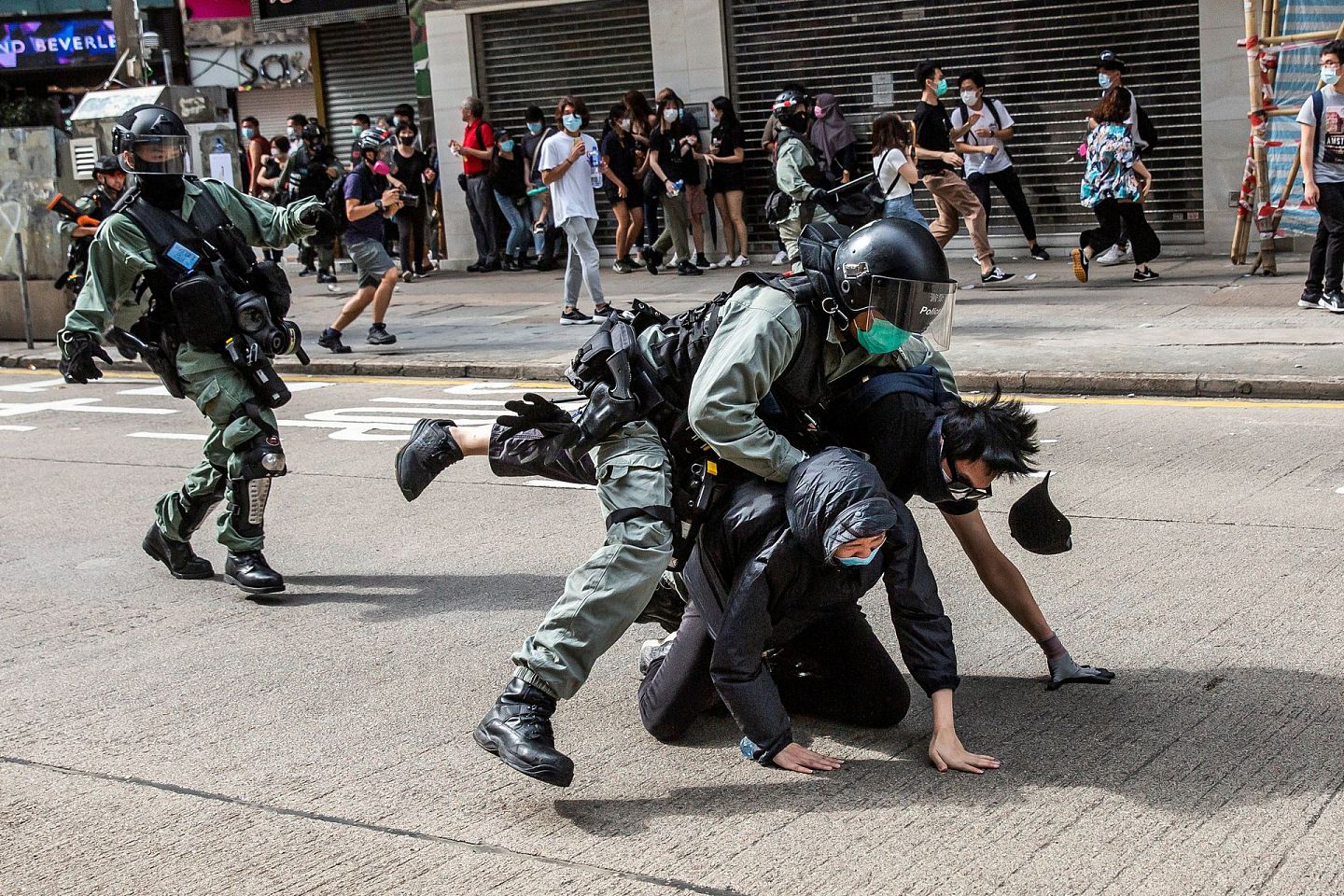 2020年5月24日，一些参加抗议活动的示威者在香港铜锣湾被警方逮捕。（AFP）