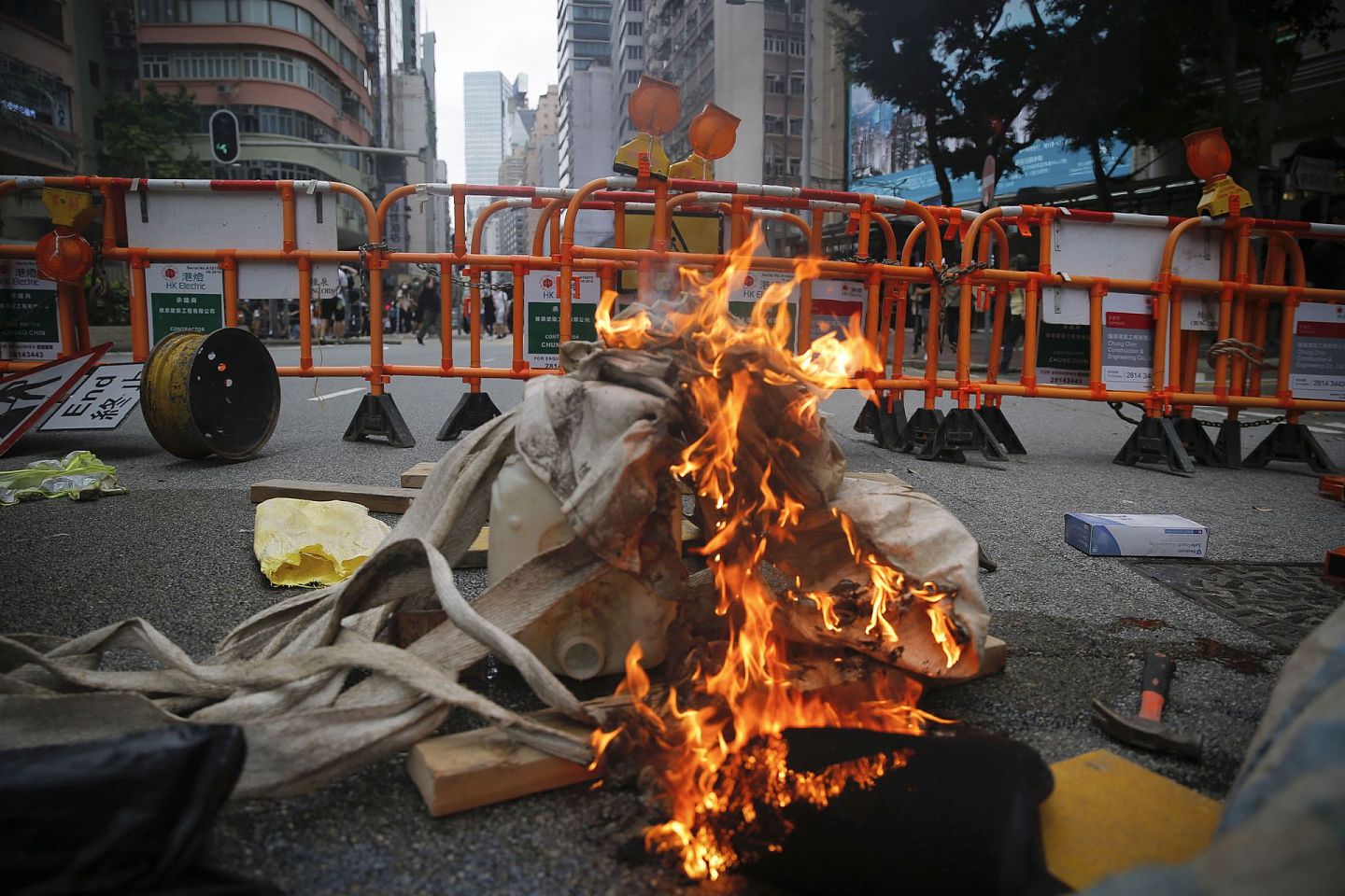 暴力示威者纵火焚烧杂物。（AP）