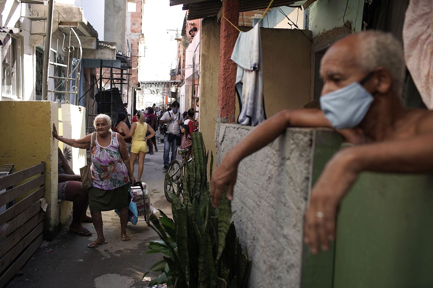 4月21日，里约的曼德拉贫民窟，一名没有戴口罩的老年妇女拉着一个装满食品的小车，这些食品是由一个非政府机构在新冠肺炎疫情期间捐赠的。（AP）