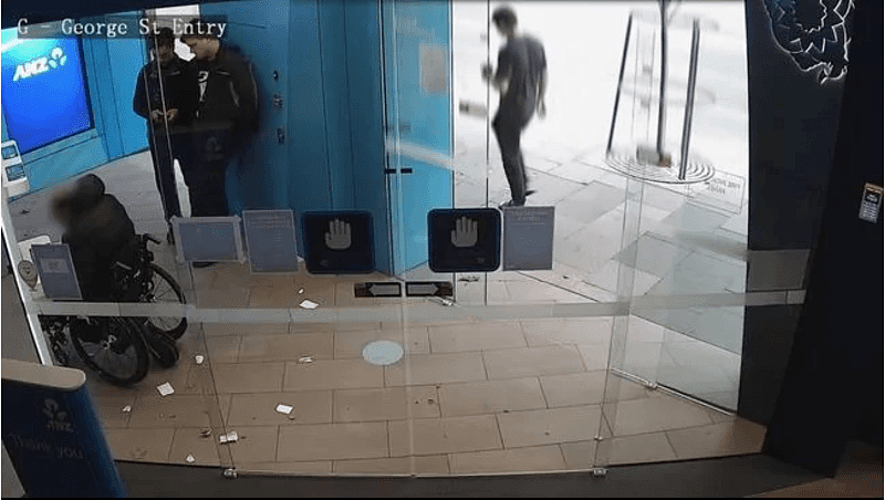 光天化日，两男在悉尼唐人街蹲点打劫！受害人刚从ATM取出钱，一把抢过就跑（视频/组图） - 4