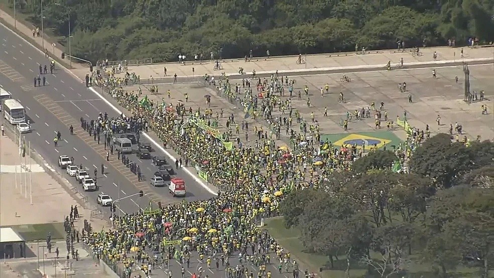 巴西新冠肺炎破36万，总统还不戴口罩参加游行引起集聚！特朗普：“别来感染我们”（视频/组图） - 4