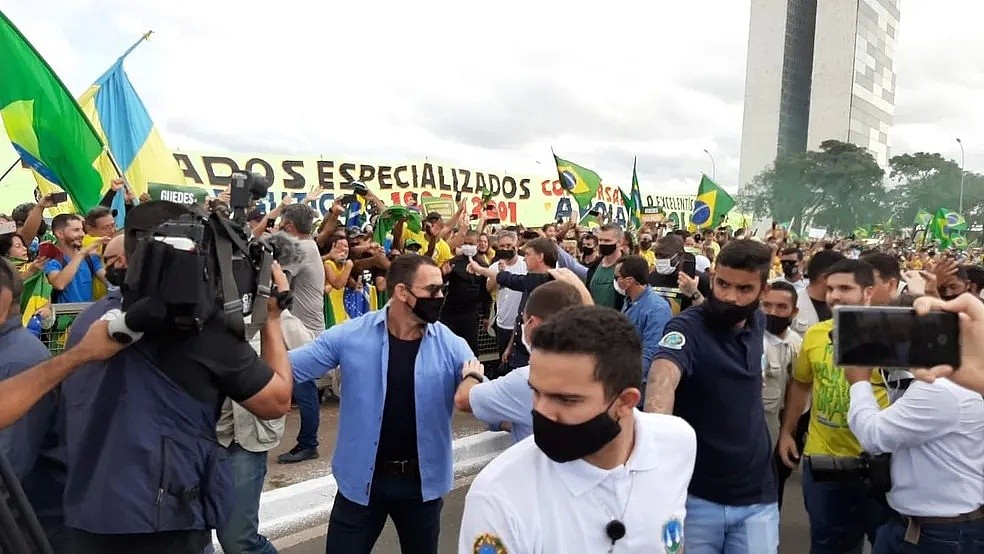 巴西新冠肺炎破36万，总统还不戴口罩参加游行引起集聚！特朗普：“别来感染我们”（视频/组图） - 5