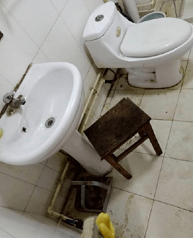 青岛某高校自称“民办清华” 让学生给外国留学生刷厕所 加分吗?（组图） - 4