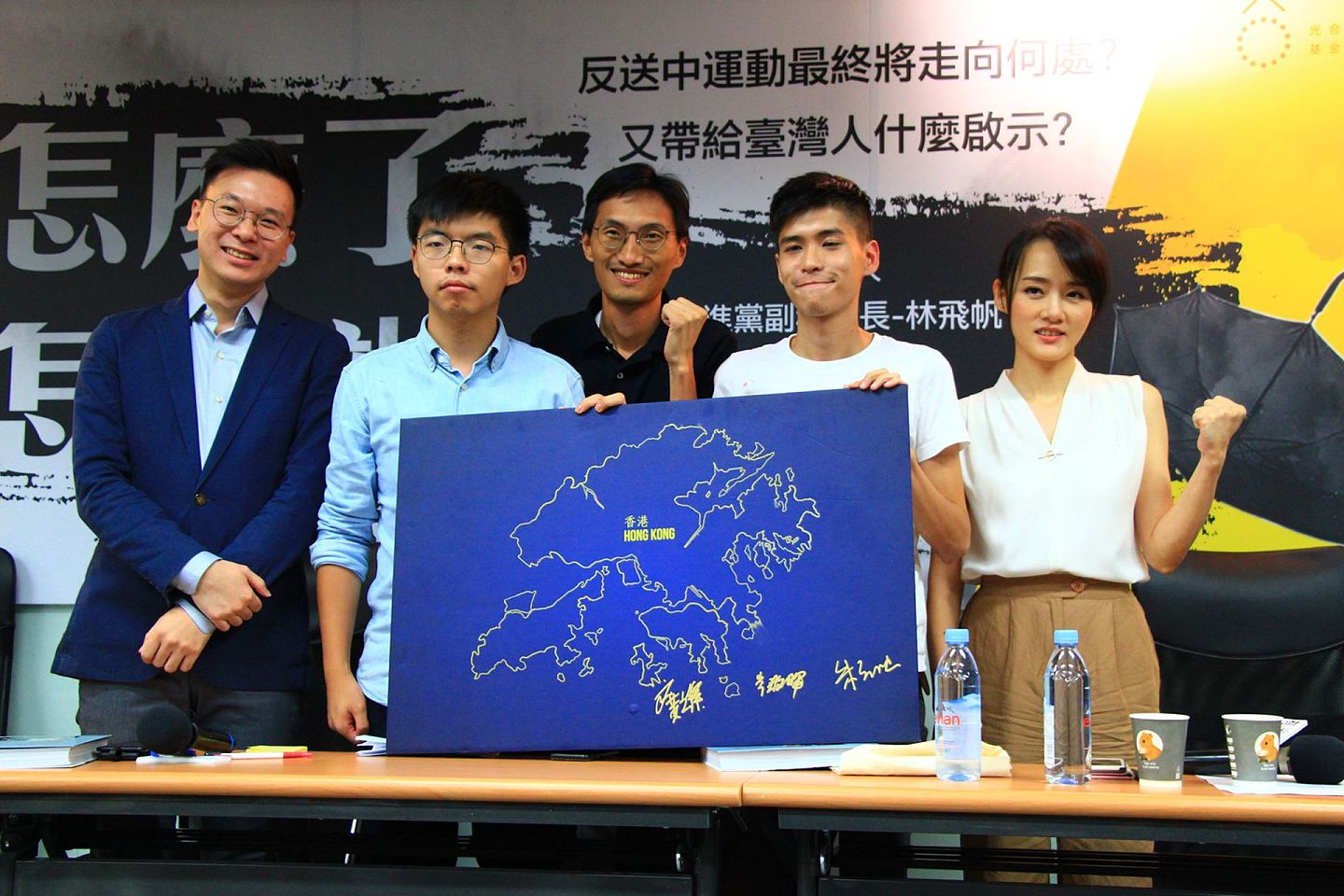 香港“众志”秘书长黄之锋（左二）曾赴台，呼吁民进党制定《难民法》，给予港人“政治庇护”。（中央社）