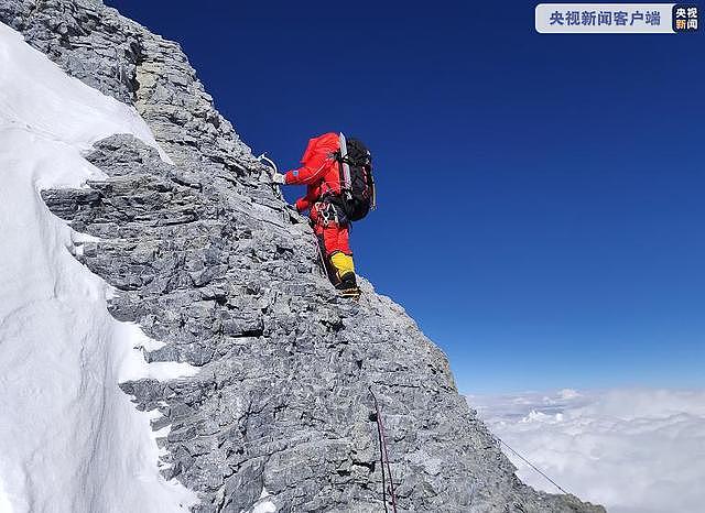 2020珠峰高程测量登山队向海拔8300米的营地进发