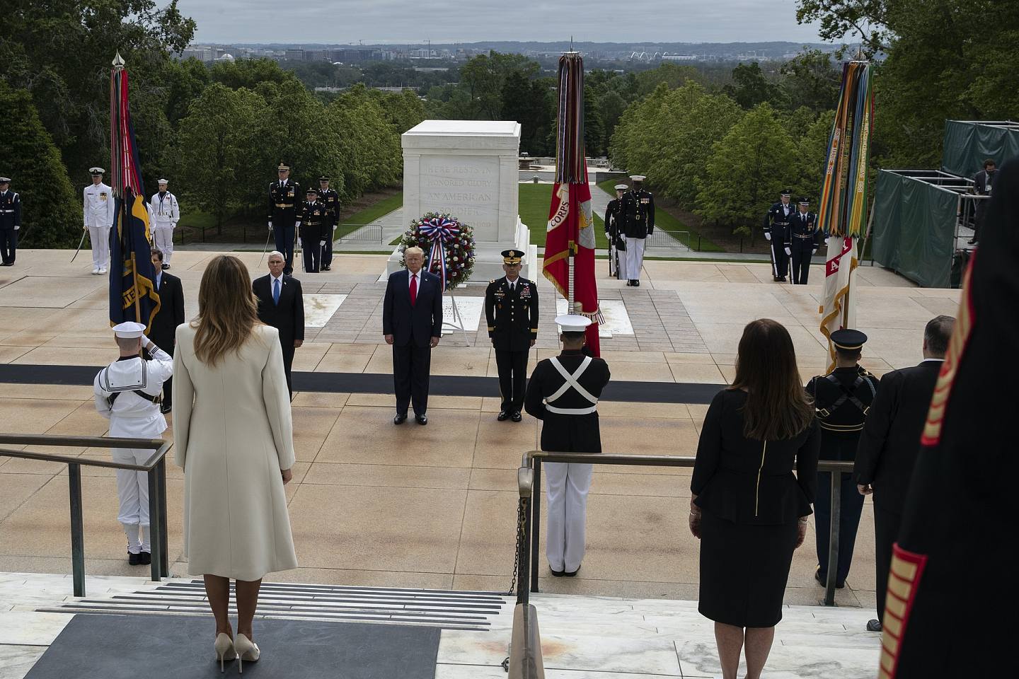 特朗普5月25日在阵亡将士纪念日这一天在华盛顿城外的阿灵顿国家公墓敬献花圈，向在战场为国捐躯的美国军人致敬。 （AP）