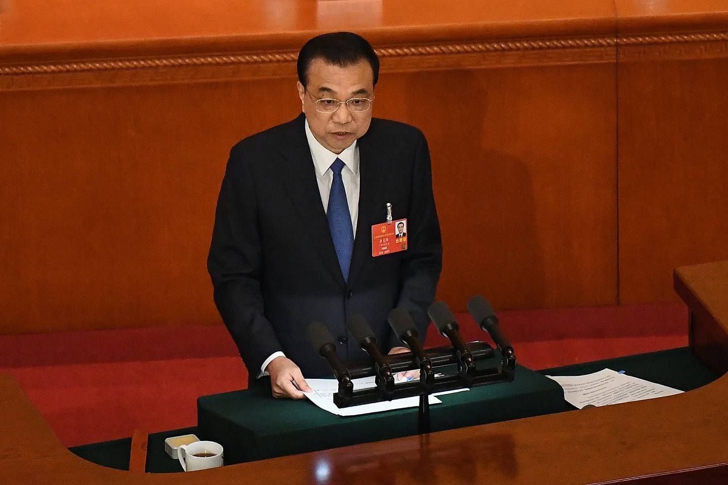 2020年5月22日，李克強在北京人民大會堂作政府工作報吿。他稱，中國在應對新冠肺炎疫情方面取得了「重大戰略成就」。（AFP）