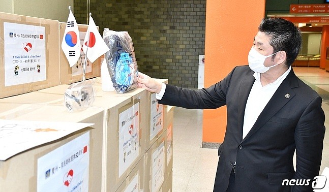 韩国市长捐日本抗疫物资被骂卖国 8万人请愿其下台