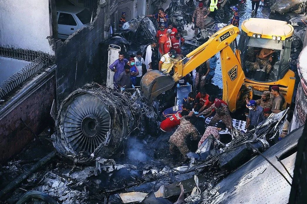 巴基斯坦客机空难致多人不幸丧生，网友们却骂起了机上的一名女模特（组图） - 8