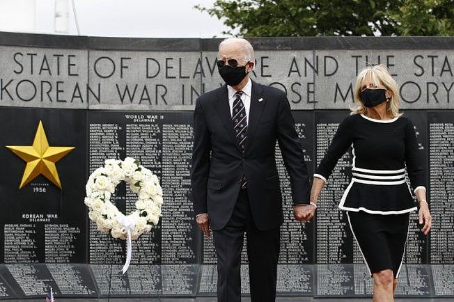 民主党准总统参选人白登（Joe Biden）偕妻到德拉瓦州住家附近的威明顿（Wilmington）退伍军人纪念碑献花致意，这是拜登两个多月来首度公开露面，两人均戴口罩。 美联社
