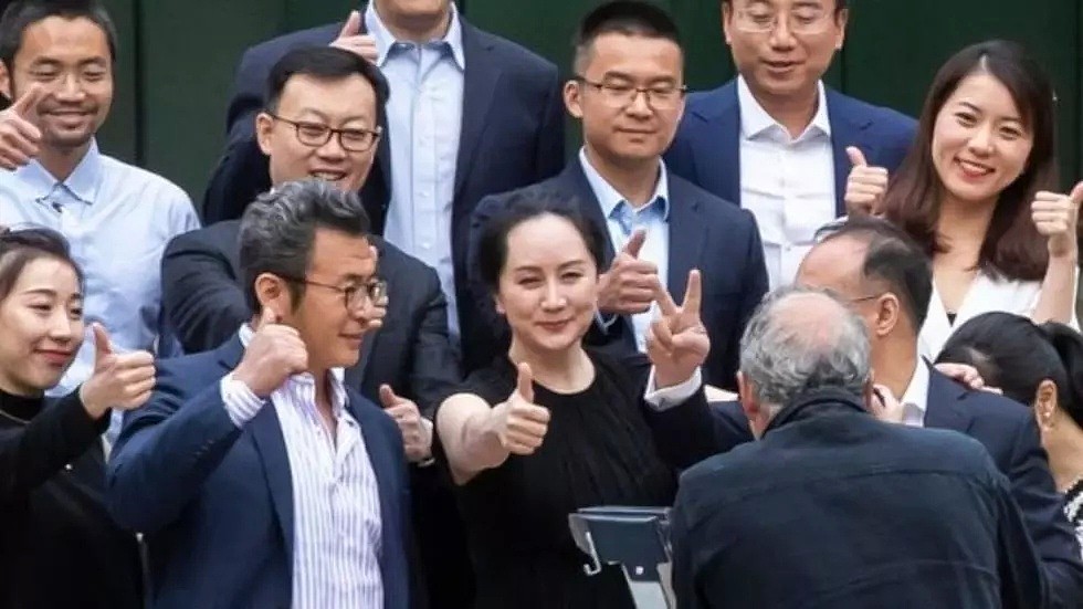 孟晚舟5月23日与包括华为副总裁彭博在内的多名支持者在法院前竖起大拇指合照。