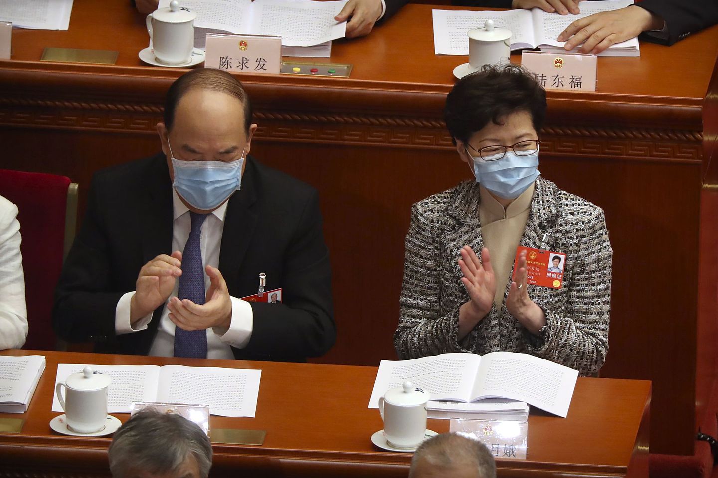 香港特首林郑月娥（右）已经声明支持“港版国安法”。(AP )