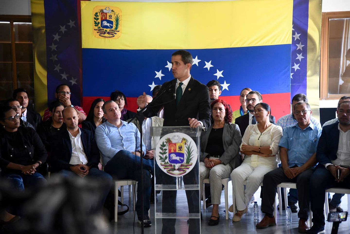 瓜伊多被欧美多个国家认为是委内瑞拉合法领导人。图为3月9日，瓜伊多在加拉加斯举行记者会，呼吁民众翌日上街参与反政府游行。（Getty）
