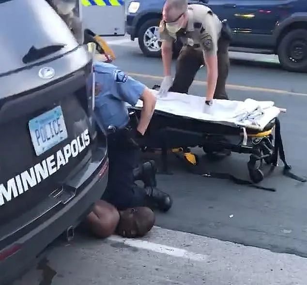 又现种族歧视！美国警察当街杀人，视频记录受害者哀求中被踩颈死亡(视频/图) - 3