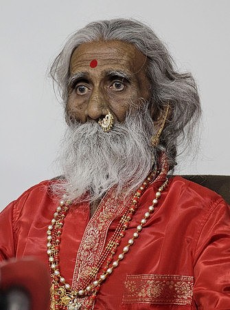 ▲印度90岁瑜伽士贾尼（Prahlad Jani）自称没有依靠水或任何食物活了76年，甚至也没有排泄；他的邻居也证实，他于26日去世。 虽然很多医生都怀疑贾尼的说词是真是假，但仍有许多追随者。 （图／达志影像／美联社）