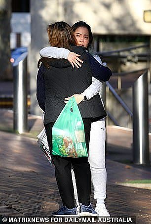 悉尼亚裔女涉兜售Coles失窃奶粉被捕！获保释后掩面痛哭（组图） - 5