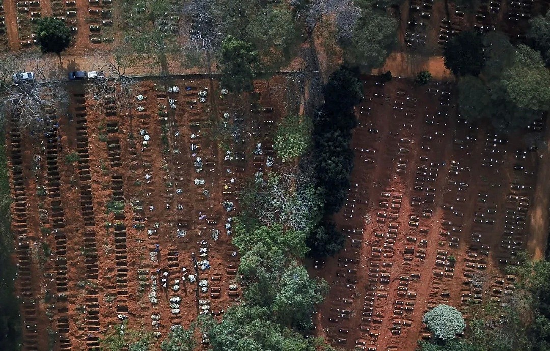 南美成世界疫情中心 百名医护死亡 家属哭天撼地.....不到十分钟一场葬礼这里真的尸横遍野！(组图) - 9