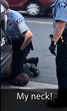 美国黑人之死执法记录首次曝光：哭着被拽出警车，遭跪压求饶喊妈妈（视频/组图） - 5