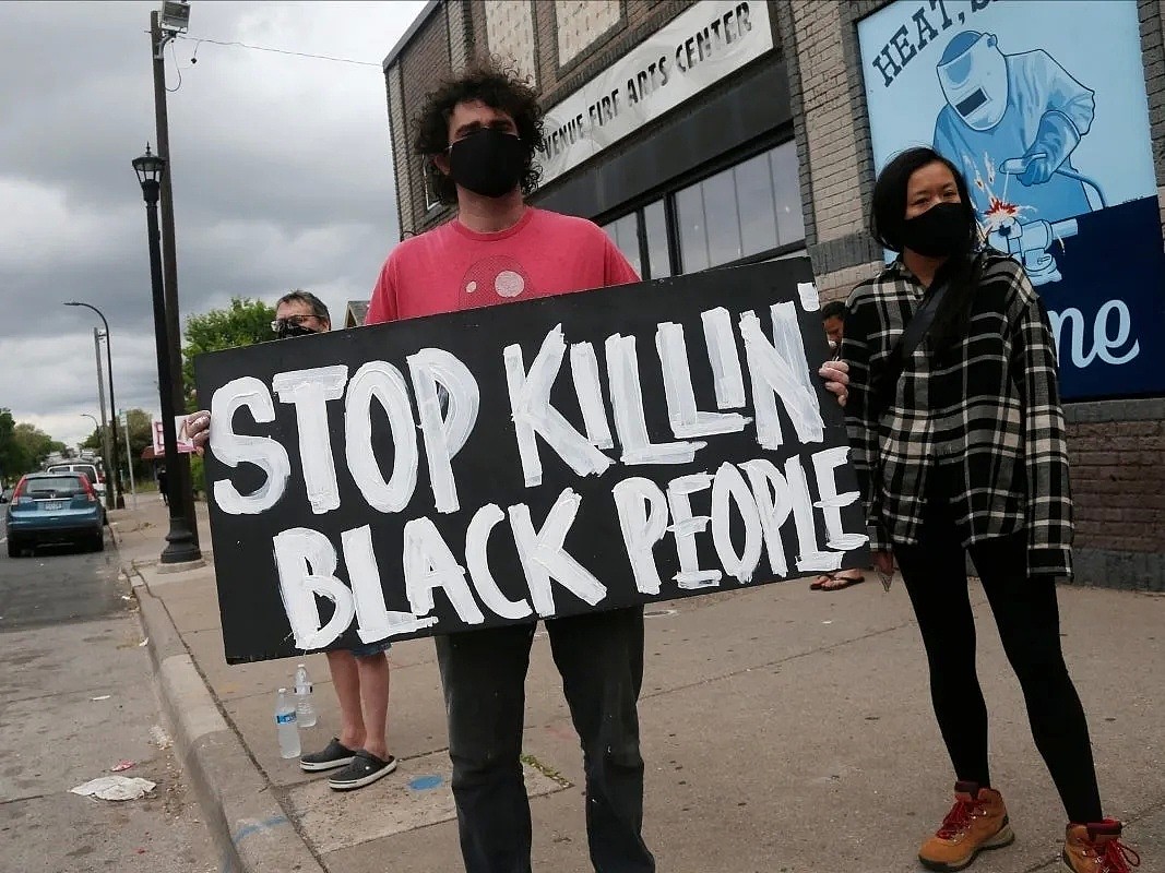 美国爆发新骚乱 百万人上街头 白人警察跪黑人颈部7分钟导致窒息死亡，彻底点燃黑人们的怒火..（组图） - 15