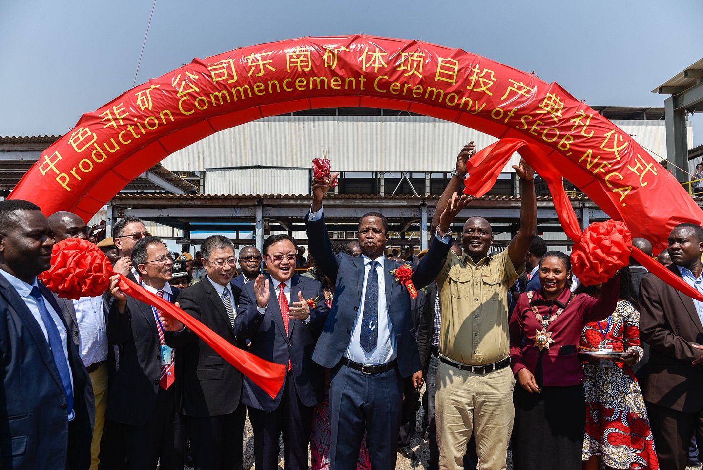 中国在非洲有着大量产业和工人。图为2018年8月22日，赞比亚总统伦古（中）为中国投资的谦比希铜矿东南矿体投产剪彩。（新华社）