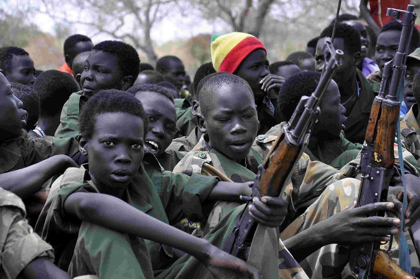 非洲局势动荡，政权组织脆弱。图为2015年南苏丹童兵。（AFP）