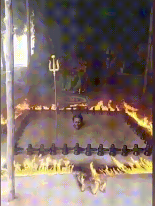 印度牧师被大火包围活埋自己8小时只露个头，称在对抗新冠