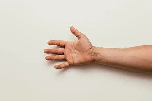 英国研究人员：男性这个手指越短，越容易死于新冠肺炎（组图） - 1