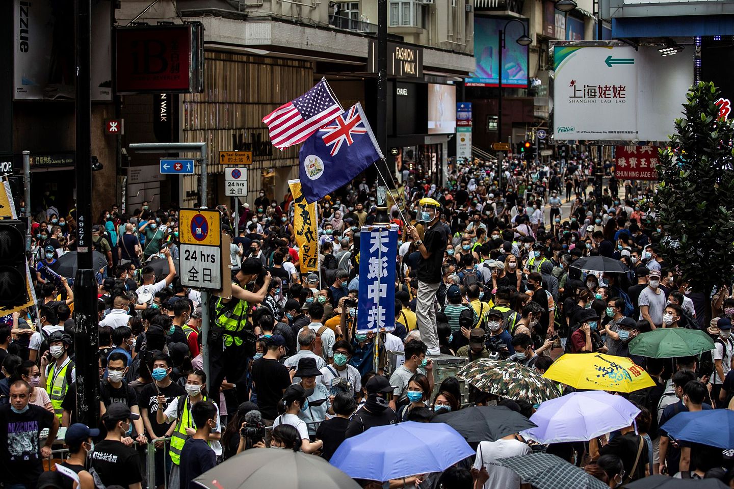 香港警方5月24日表示，從當日12時開始，大批暴力示威者在銅鑼灣及灣仔一帶進行堵路、縱火、襲擊市民和破壞社羣等違法暴力活動。截至21時30分，警方已逮捕逾180人。24日晚，香港政府發文譴責暴力行為，支援警方採取執法行動，並稱“港獨”和“黑暴”分子的猖獗，印證了“港版國安法”立法的必要性和迫切性。（AFP）